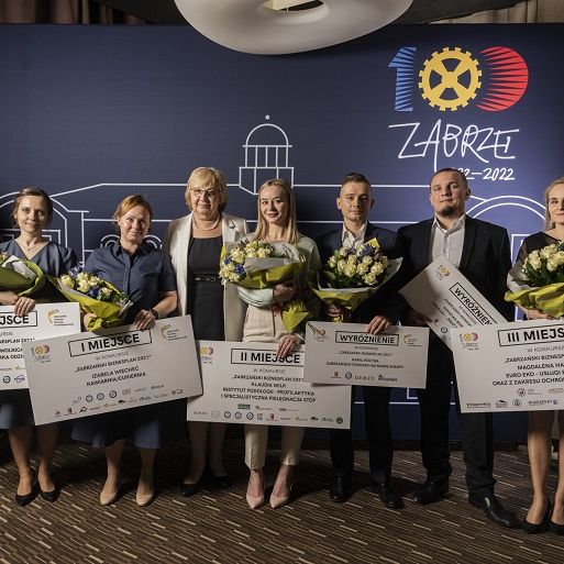 Na zdjęciu widzimy laureatów konkursu Zabrzański biznes plan. Wszyscy trzymają duże czeki i kwiaty