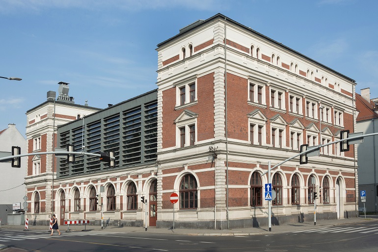 Na zdjęciu widzimy budynek ALO w Gliwicach. To dwupiętrowy beżowo brązowy budynek