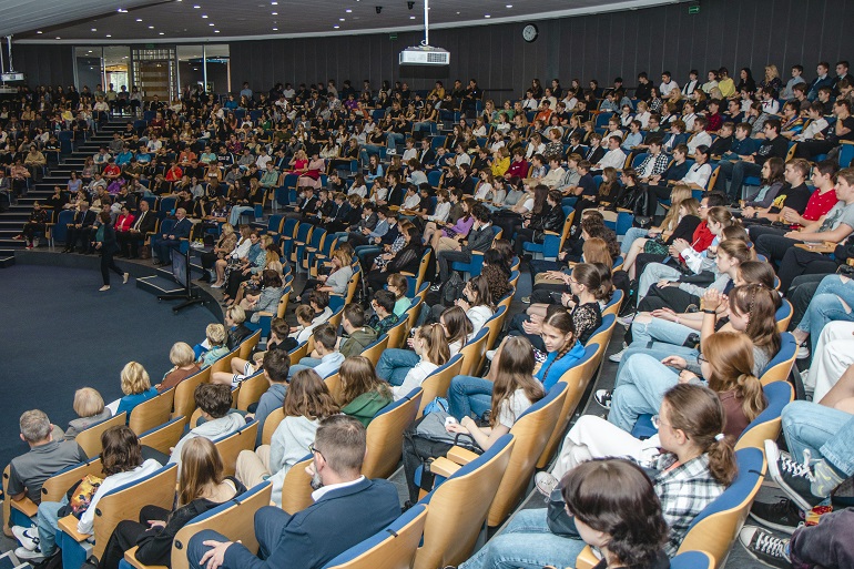 Na zdjęciu widzimy sale konferencyjna na której siedzą uczestnicy konkursu