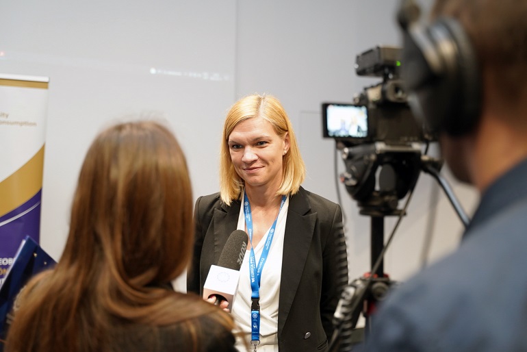 Na zdjęciu widzimy dr inż. Susanne Feiel z Montanuniversität w Leoben rozmawiającą z dziennikarzami