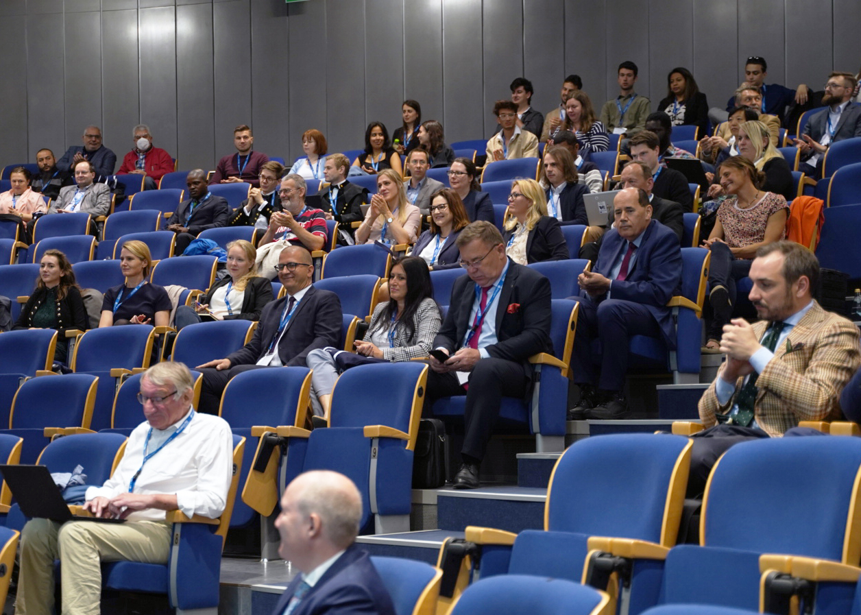 Na zdjęciu widzimy publiczność zgromadzoną w sali konferencyjnej