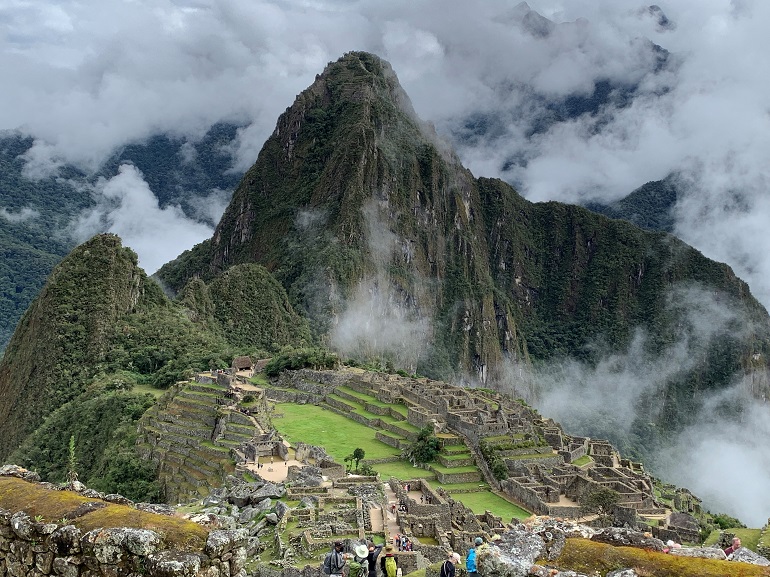 Zdjęcie przedstawia widok na Machu Picchu.