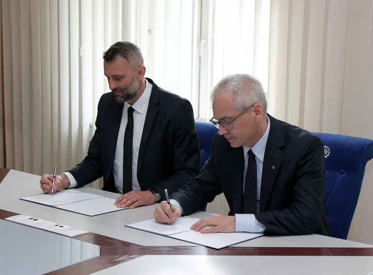 Na zdjęciu widzimy rektora uczelni i prezesa zarządu EMT podpisujących umowę