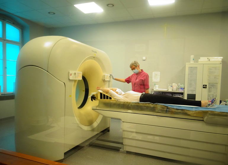 Na zdjęciu widzimy pracownie tomografii komputerowej w której badany jest pacjent