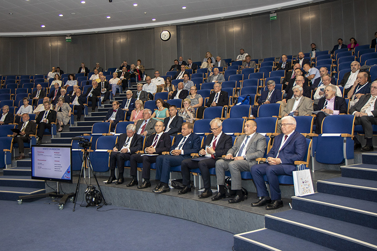 Zdjęcie przedstawia ludzi siedzących na auli.