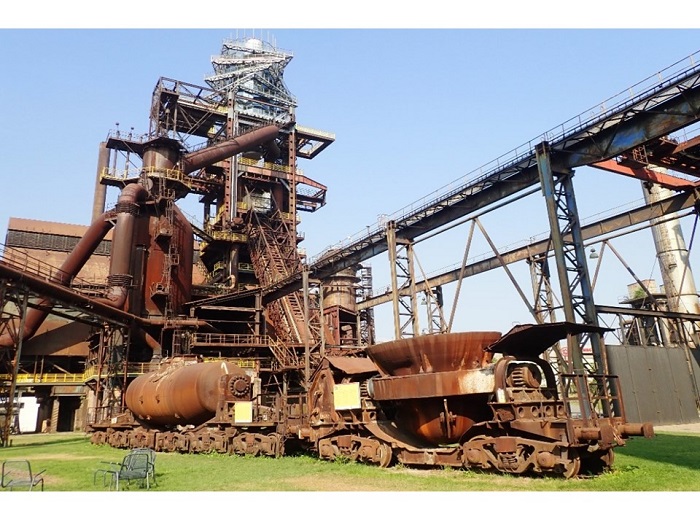 Zdjęcie przedstawia stary wielki przemysłowy piec.
