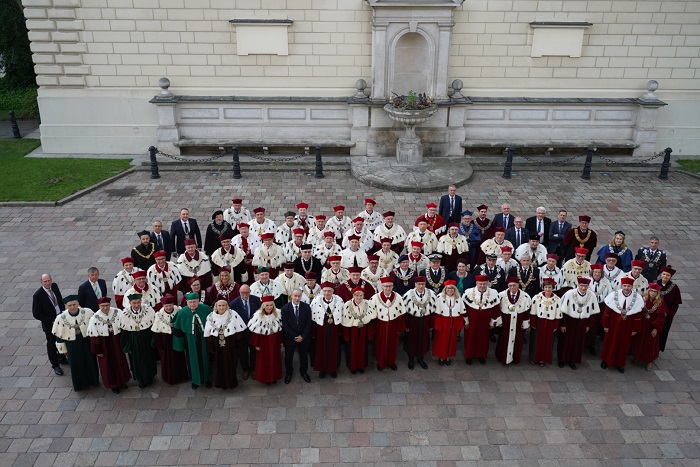 Zdjęcie przedstawia kilkudziesięciu rektorów w togach.