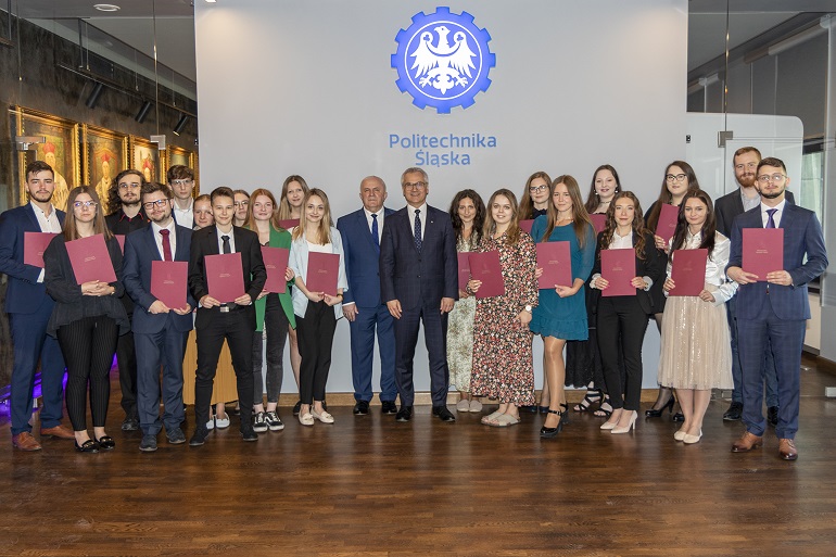 Na zdjęciu widzimy laureatów nagrody oraz rektora Politechniki Śląskiej prof. Arkadiusza Mężyka i prorektora ds. studenckich i kształcenia prof. Wojciecha Szkliniarza. Wszyscy stoją w Sali Senatu