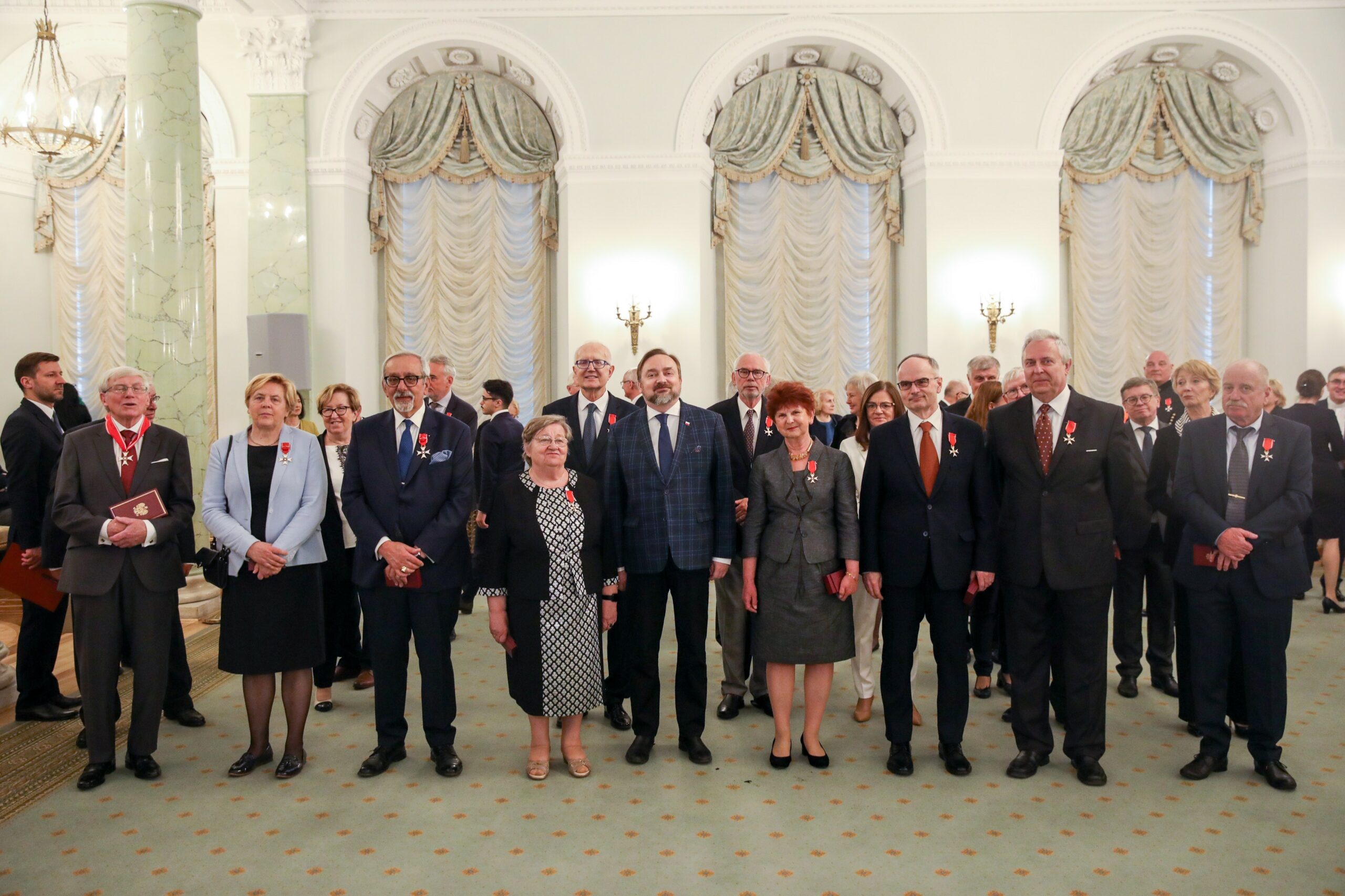 Na zdjęciu widzimy wszystkich odznaczonych stojących w Sali Pałacu Prezydenckiego