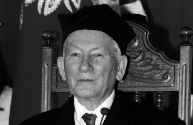 Biało-czarne zdjęcie przedstawia starszego mężczyznę.