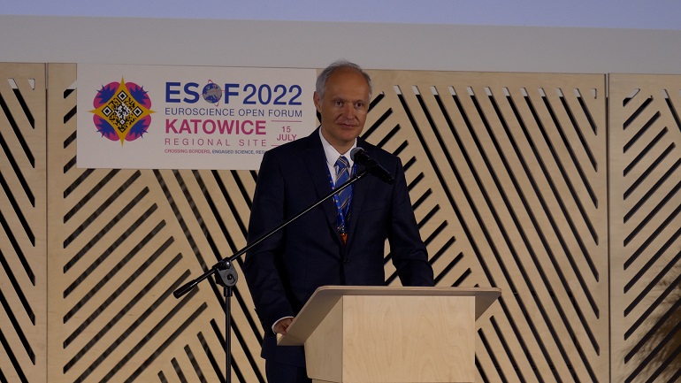 Na zdjęciu widzimy prorektora Pawełczyka przemawiającego na konferencji w Katowicach