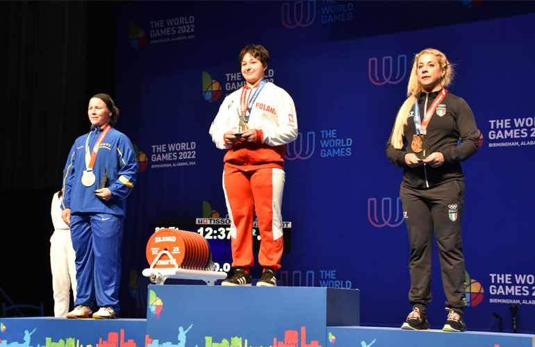 Na zdjęciu trzy sportsmenki na podium.