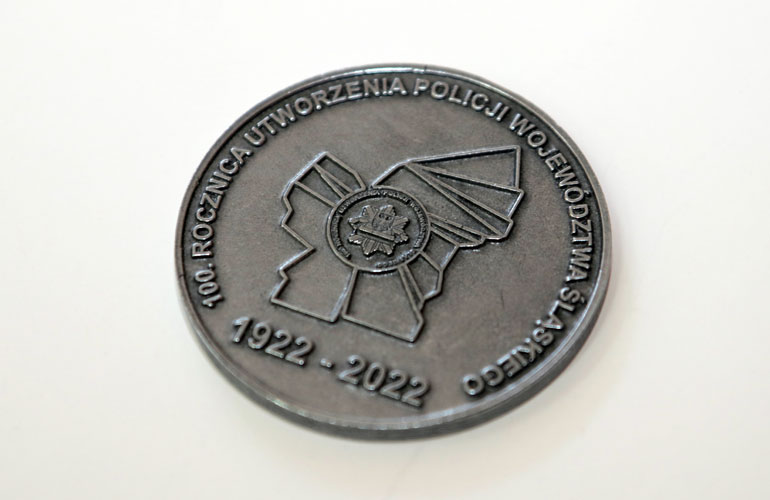 Na zdjęciu widzimy medal okolicznościowy policji