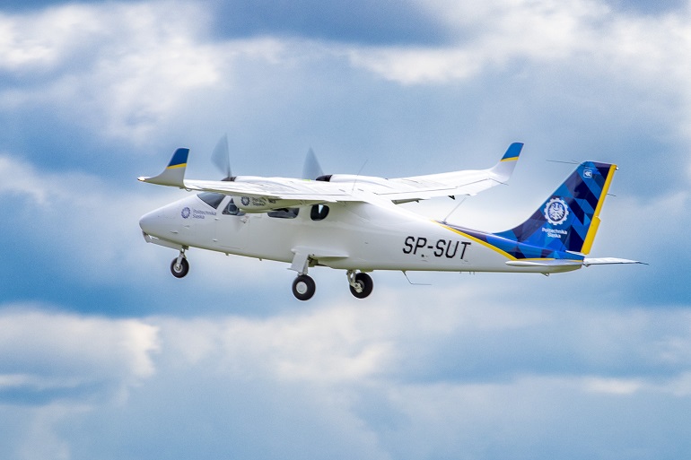 Na zdjęciu widzimy nowy samolot dwusilnikowy Tecnam lądujący na gliwickim lotnisku