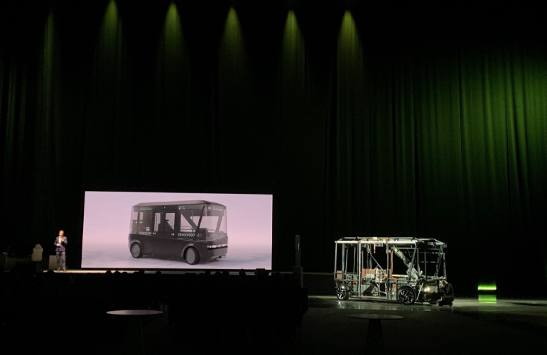 Zdjęcie przedstawia nowoczesny pojazd, a obok taki sam projekt na projektorze