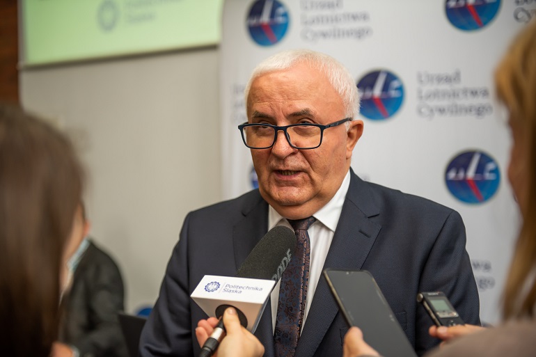 Na zdjęciu widzimy prorektora prof. Wojciecha Szkliniarza udzielającego wywiadu