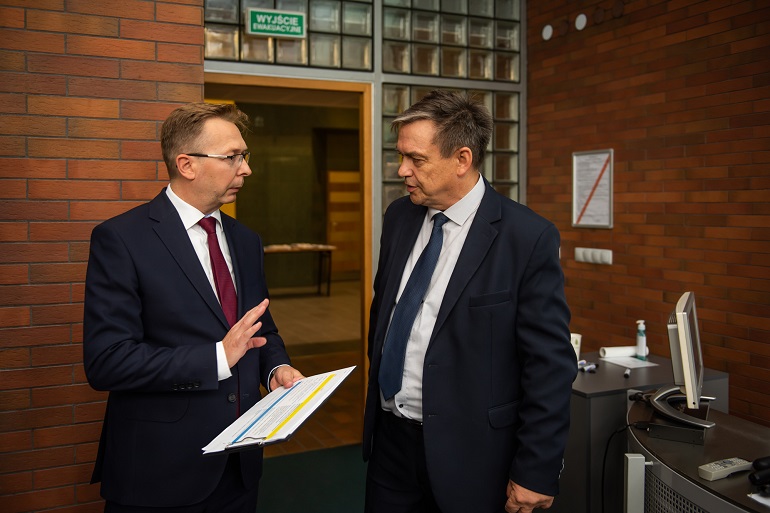Na zdjęciu widzimy doktora habilitowanego Jarosława Kozubę, prof. PŚ rozmawiającego z jednym z uczestników konferencji