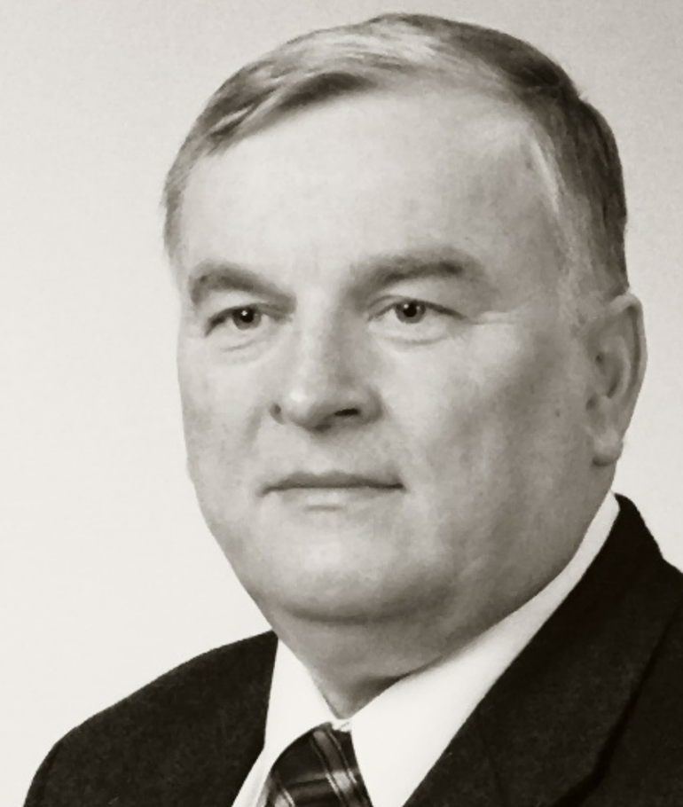 Czarno-białe zdjęcie przedstawia mężczyznę.