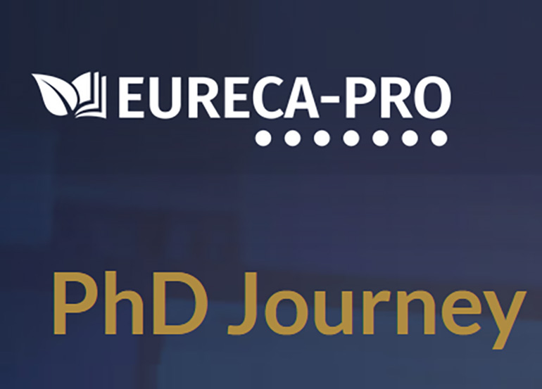 Na zdjęciu widzimy granatową grafikę z napisami „PhD Journey” oraz EURECA-PRO