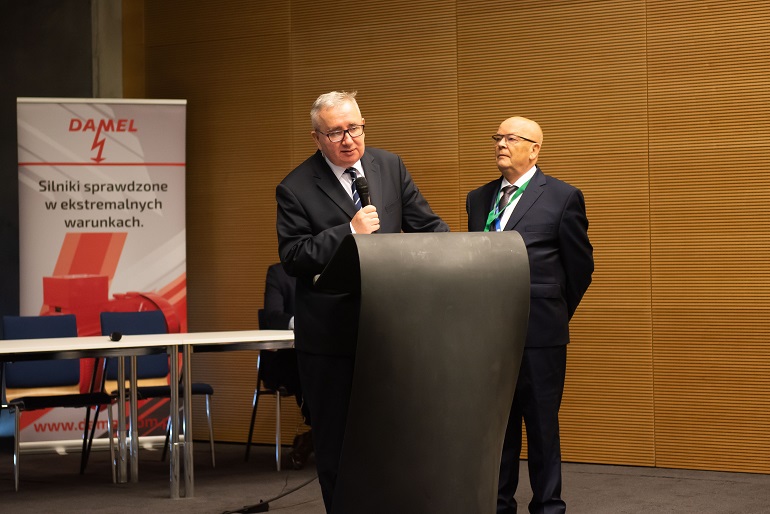 Na zdjęciu widzimy wiceministra i dziekana stojących w Sali przy mównicy