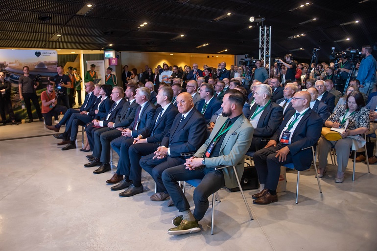 Na zdjęciu widzimy uczestników targów expo siedzących na sali i słuchających wykładu