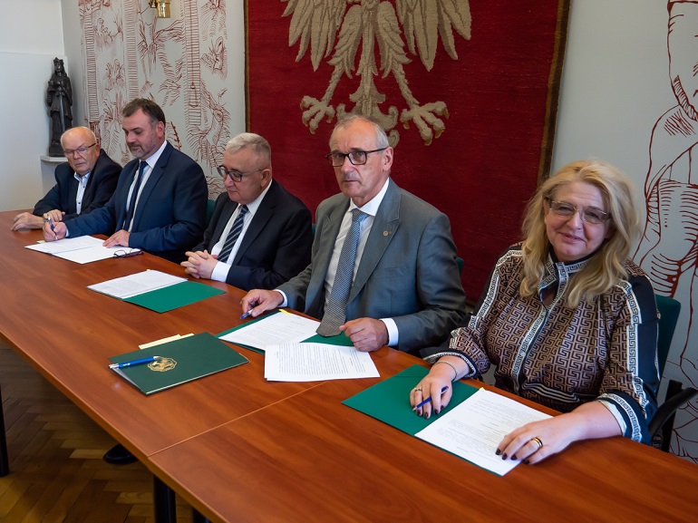 na zdjęciu widzimy sygnatariuszy porozumienia. To jest pięć osób