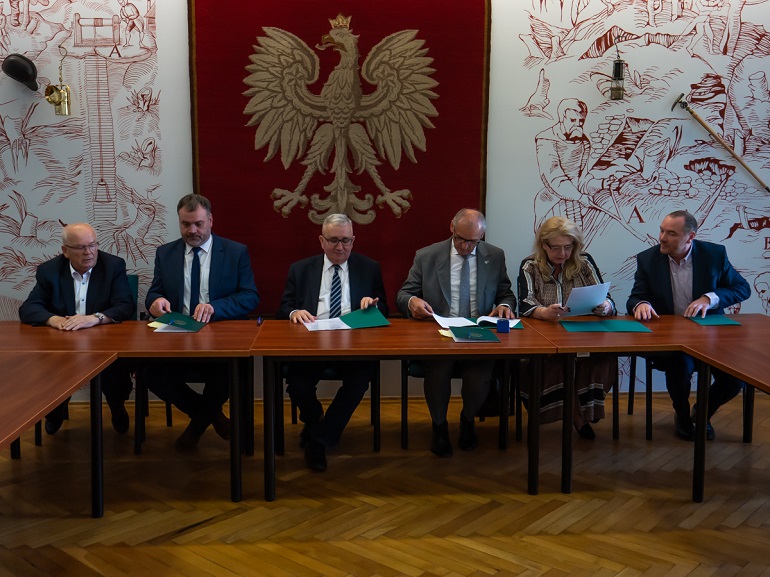 na zdjęciu widzimy sygnatariuszy porozumienia. To jest pięć osób