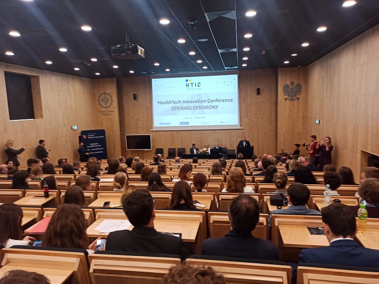 Na zdjęciu widzimy uczestników konferencji siedzących w Sali konferencyjnej