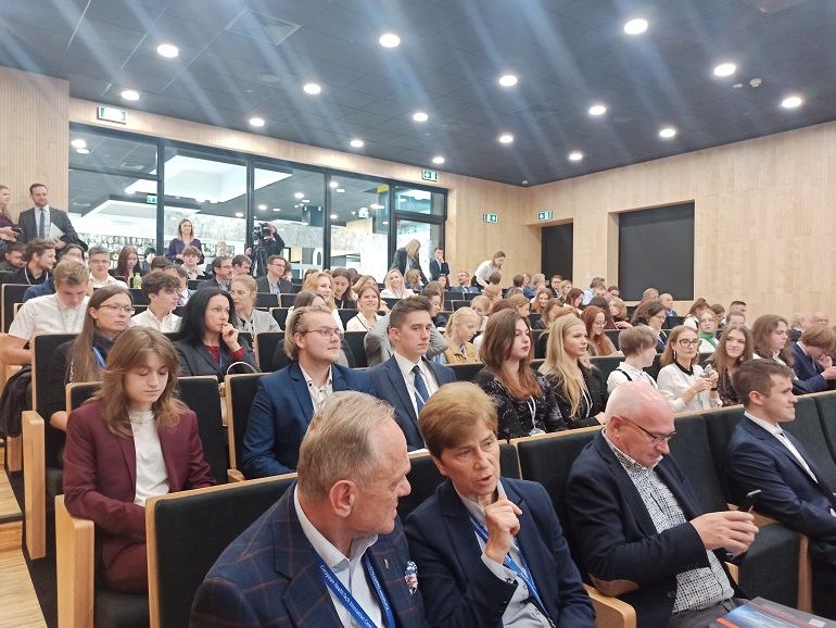 Na zdjęciu widzimy uczestników konferencji siedzących w Sali konferencyjnej