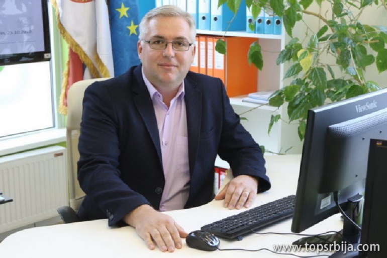 Na zdjęciu widzimy prof. Slobodana Moraca siedzącego przy komputerze.