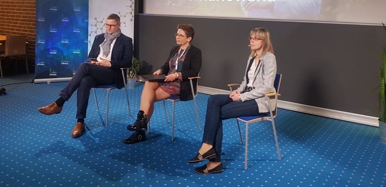Na zdjęciu widzimy ekspertów, którzy wypowiadają się w informacji. Siedzą oni w Sali konferencyjnej.