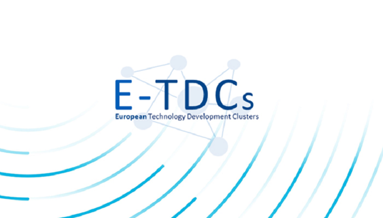 Na zdjęciu widzimy biała grafikę z niebieskim napisem E-TDCs