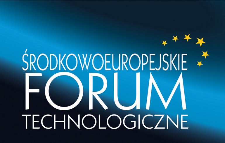 Na zdjęciu widzimy niebieską grafikę z białym napisem Środkowoeuropejskie Forum Technologiczne