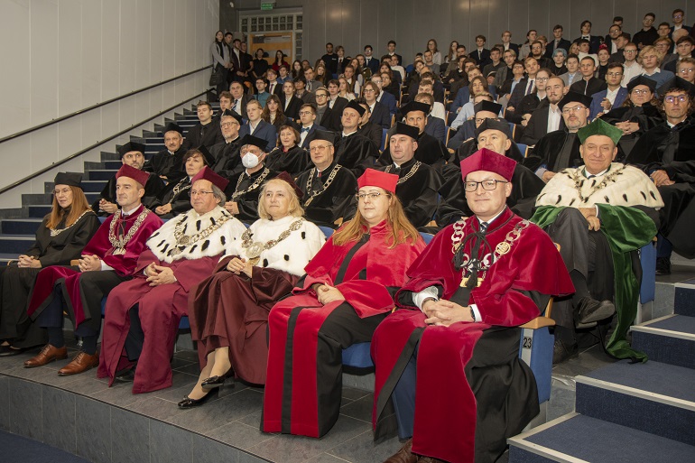 Na zdjęciu widzimy rektorów i prorektorów zaprzyjaźnionych uczelni siedzących na inauguracji