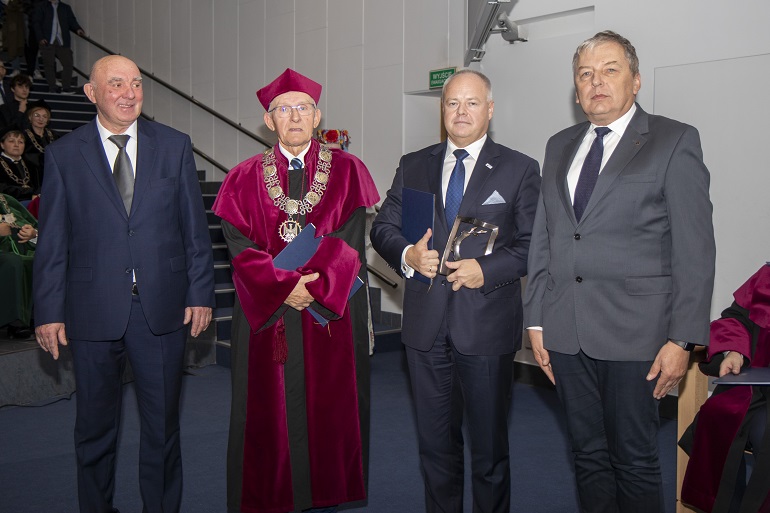 Na zdjęciu widzimy prof. Marka Gzika z przewodniczącym rady społecznej oraz prorektorem prof.. Kotowiczem. Na zdjęciu stoi jeszcze jeden mężczyzna w garniturze.