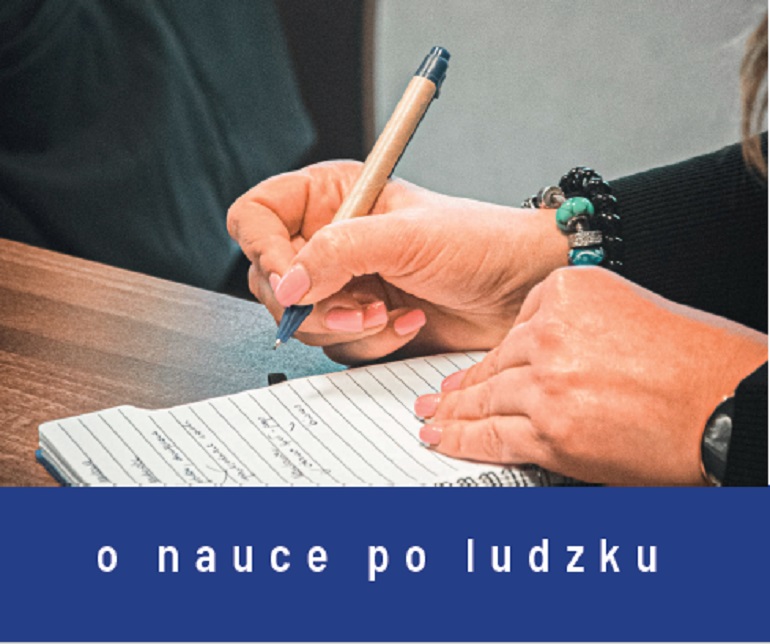 Na zdjęciu widzimy zdjęcie jakiejś osoby siedzącej przy stole. Widzimy ręce na stole i rozłożony notatnik. Osoba ta coś zapisuje. Poniżej napis o nauce po ludzku