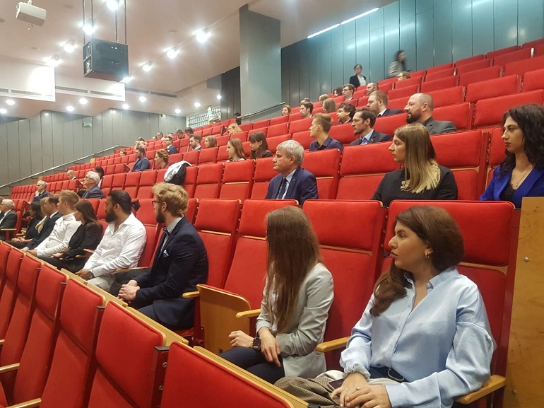 Na zdjęciu widzimy doktorantów siedzących w sali w centrum edukacyjno kongresowym