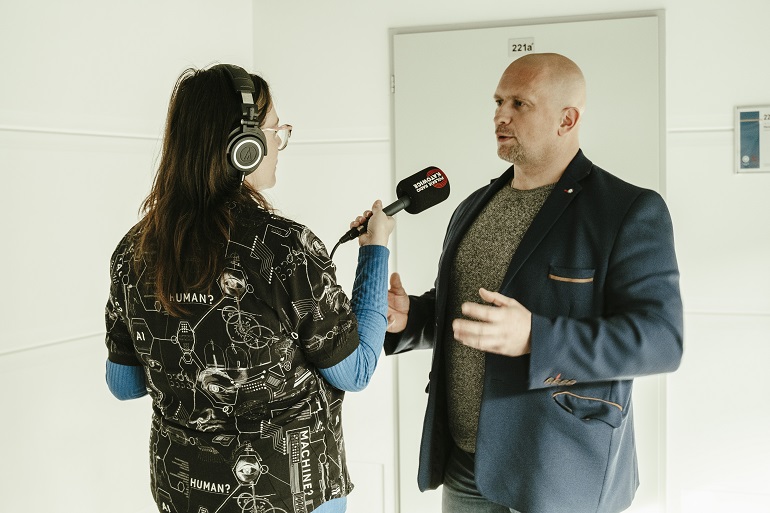 Zdjęcie rozmówców podczas wywiadu radiowego