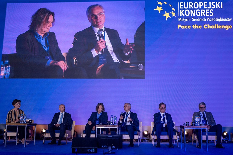 Na zdjęciu widzimy rektora przemawiąjącego na kongresie