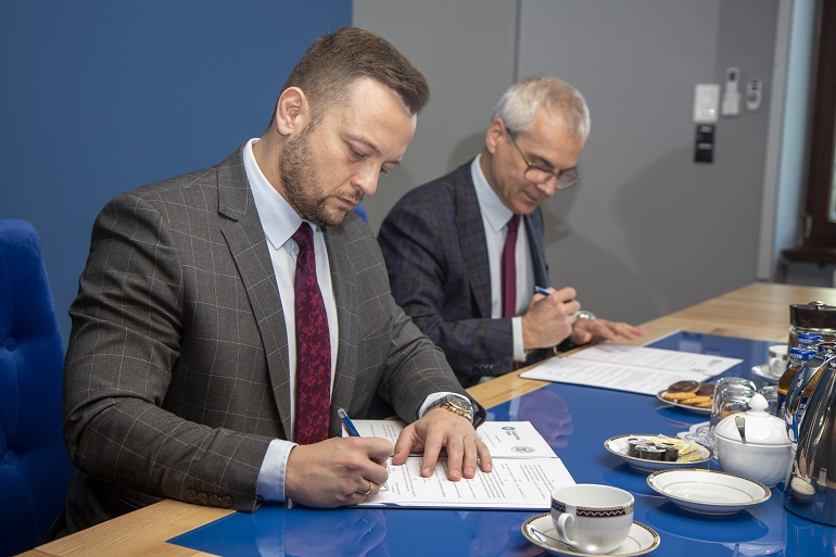 Na zdjęciu widzimy rektora i inspektora podpisujących umowę