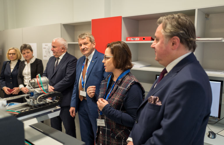 uczestnicy wydarzenia w nowym laboratorium