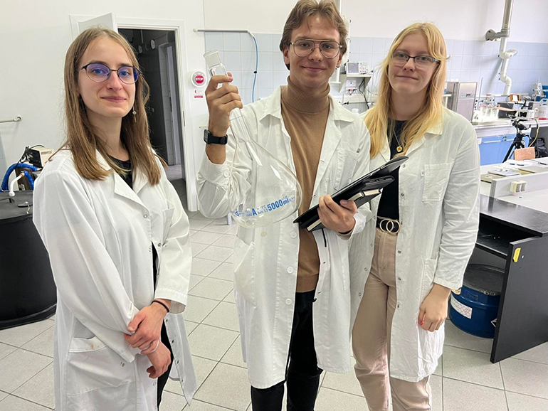 zdjęcie trojga uczniów w chemicznym laboratorium