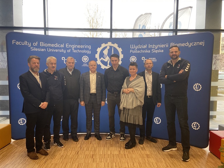 Na zdjęciu widzimy gości ze Związku Piłki Ręcznej w Polsce w Europejskim Centrum Innowacyjnych Technologii dla Zdrowia Politechniki Śląskiej.