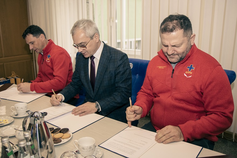 Na zdjęciu widzimy rektora Politechniki Śląskiej oraz naczelnika beskidzkiej grupy GOPR i Prezesa Fundacji podpisujących przy stole umowy.