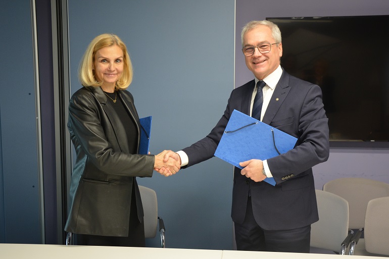 Na zdjęciu widzimy rektora oraz dyrektor BASF Polska ściskających ręce po podpisaniu umowy