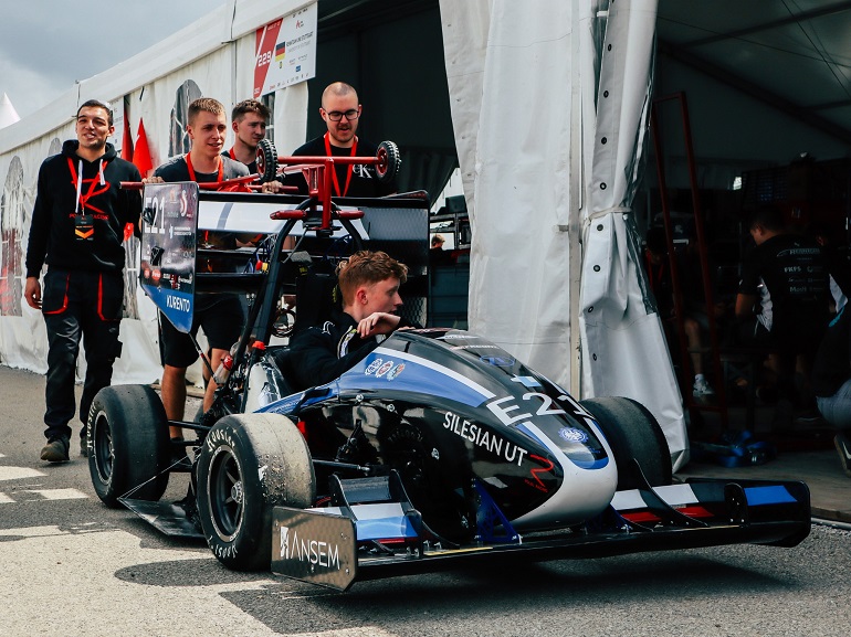 Na zdjęciu widzimy bolid studentów i studentów z koła naukowego PolSL Racing