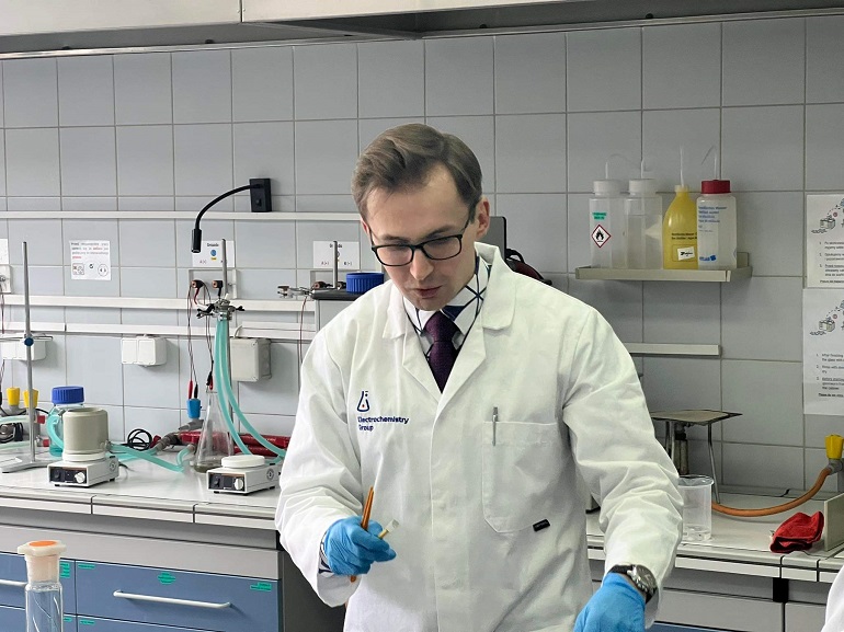 Na zdjęciu widzimy naukowca w laboratorium
