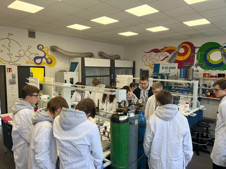 Na zdjęciu widzimy uczniów a laboratorium chemicznym