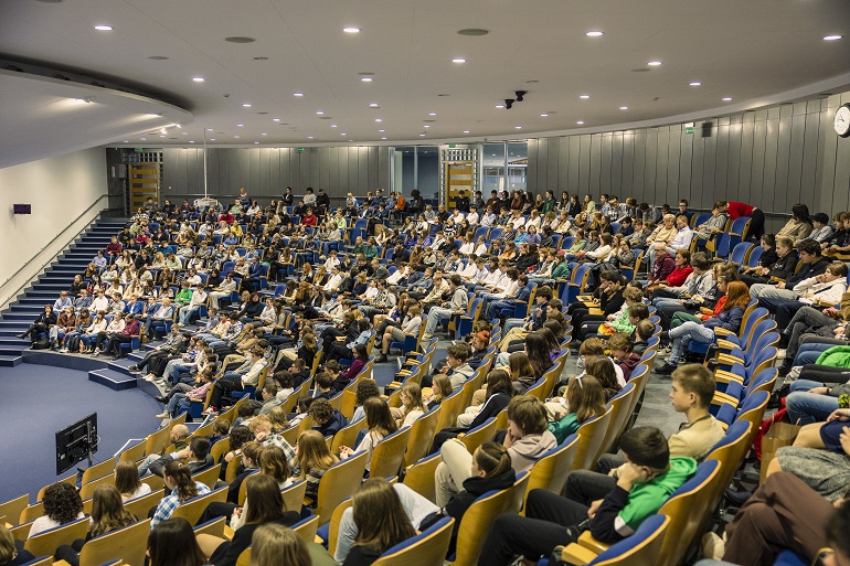 Na zdjęciu widzimy sale konferencyjną a w niej uczestników finału Dni Gliwickich Młodych Naukowców.