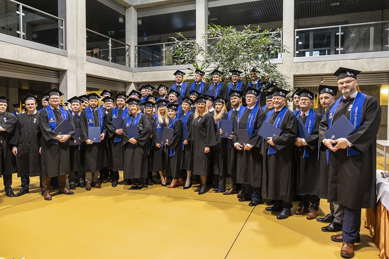 Na zdjęciu widzimy absolwentów studiów MBA na zdjęciu grupowym